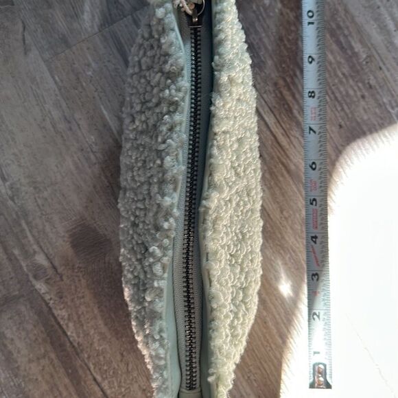Universal Thread sea foam green Boucle Wristlet Sherpa  Bag Zipper NWT - Picture 6 of 6